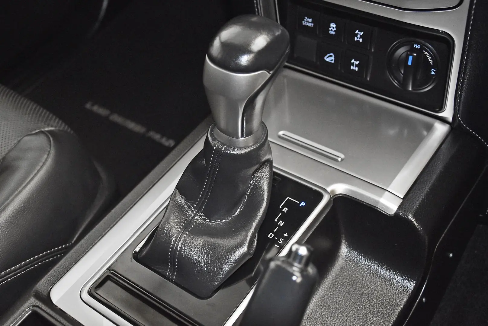 2021 Toyota Landcruiser Prado Gallery Image 12