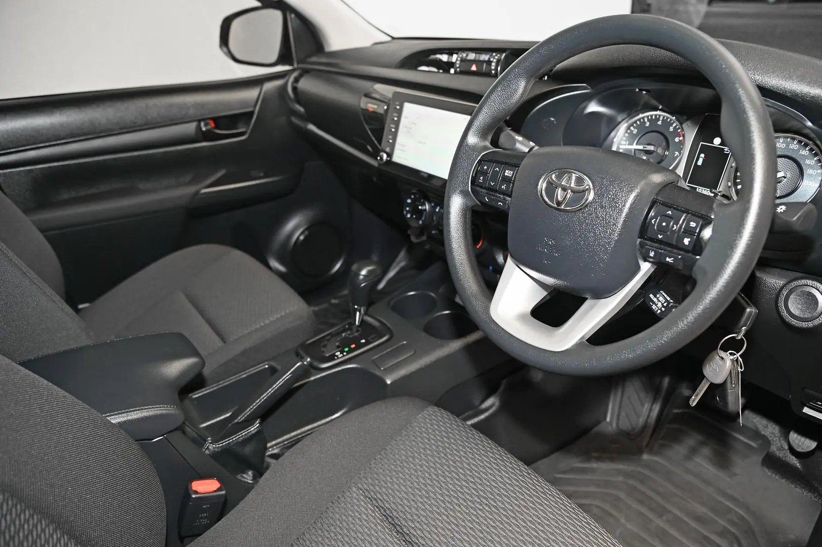 2023 Toyota Hilux Image 8