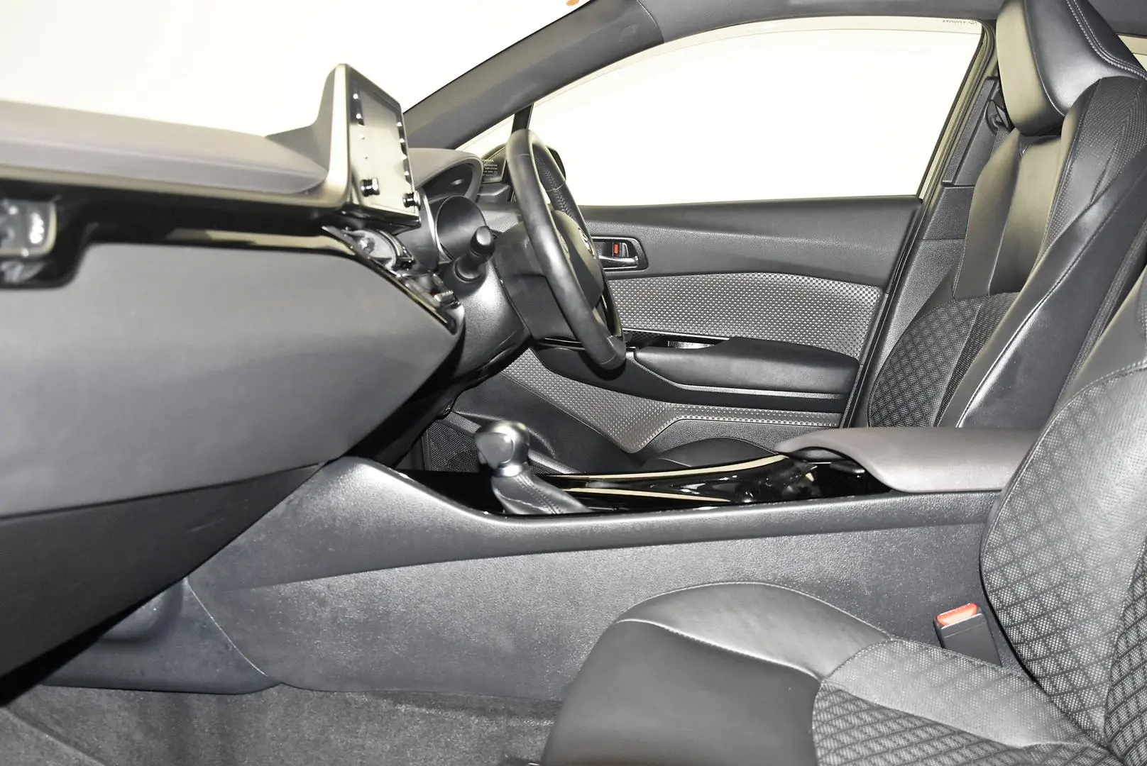 2022 Toyota C-HR Gallery Image 18