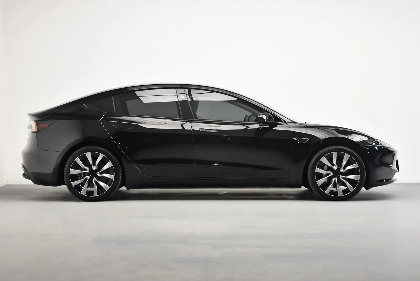 2024 Tesla Model 3 Gallery Image 3