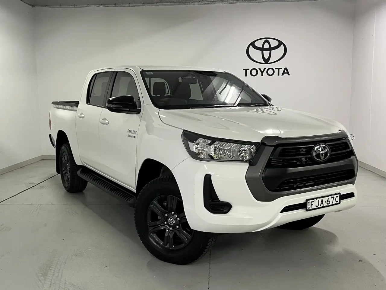 2023 TOYOTA HILUX Image 1