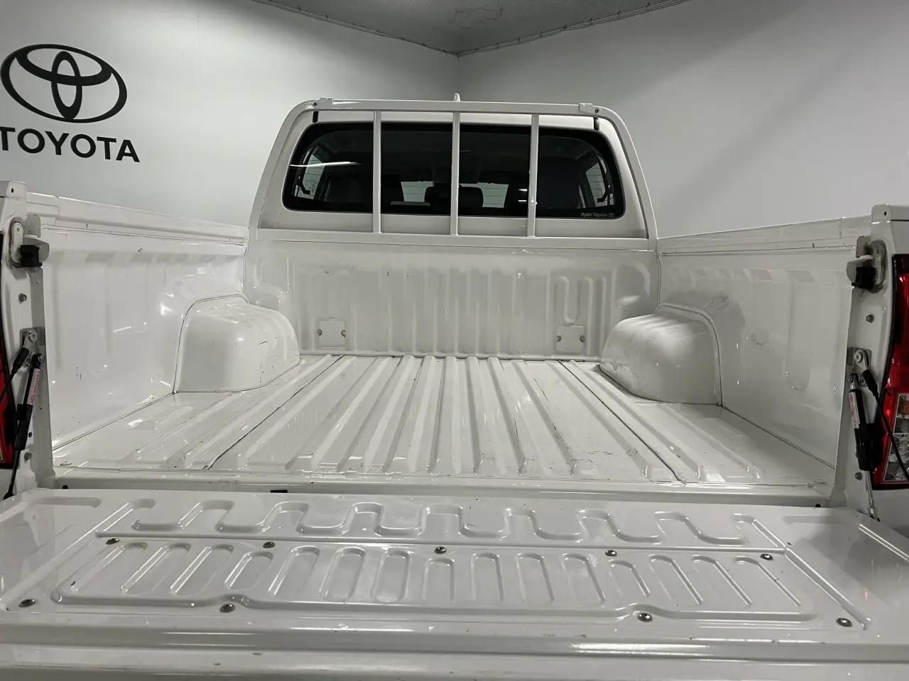 2024 TOYOTA HILUX Gallery Image 12