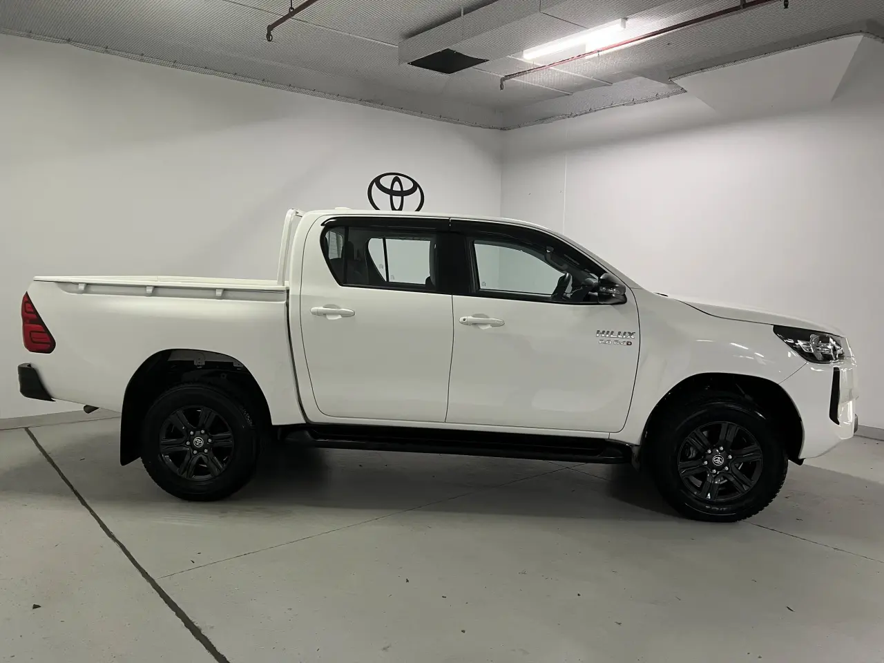 2024 TOYOTA HILUX Gallery Image 4