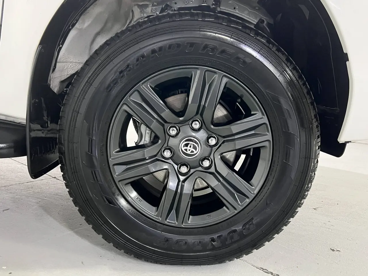 2024 TOYOTA HILUX Gallery Image 5