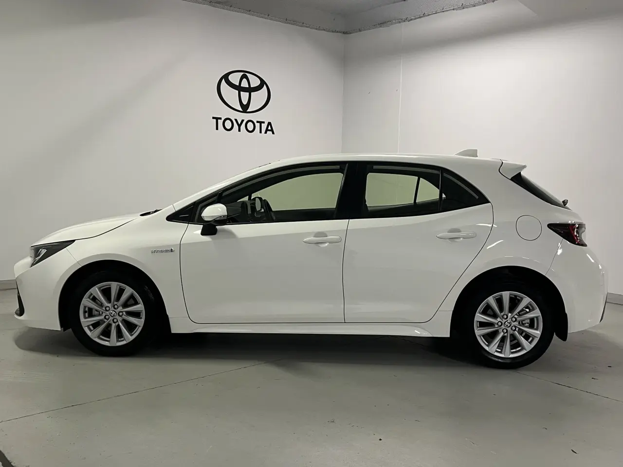 2023 TOYOTA COROLLA Gallery Image 9