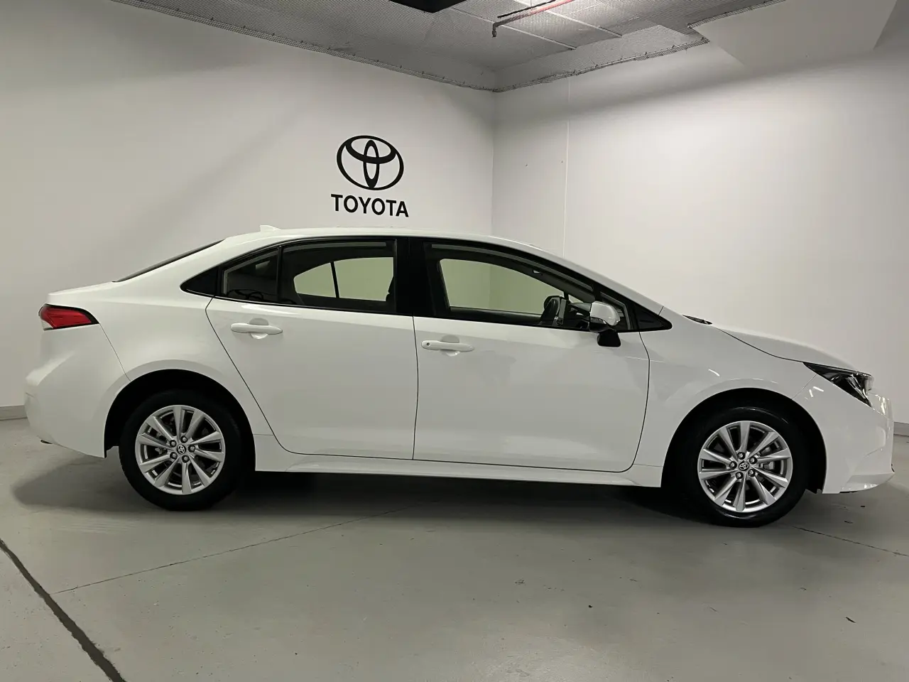 2024 TOYOTA COROLLA Gallery Image 4