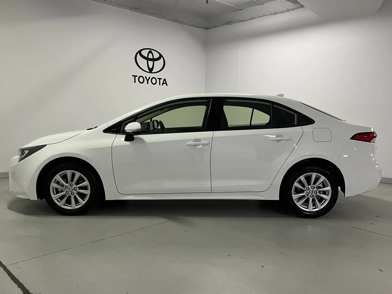2024 TOYOTA COROLLA Gallery Image 9
