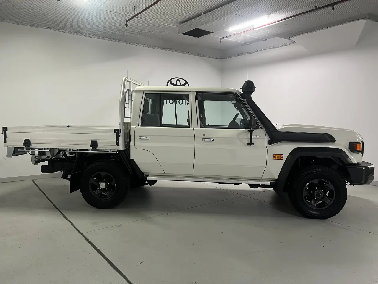 2024 TOYOTA LC MILITARY Gallery Image 4