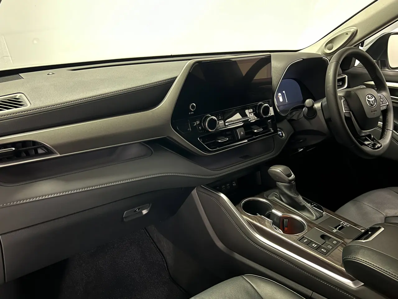 2024 TOYOTA KLUGER HYBRID Gallery Image 15