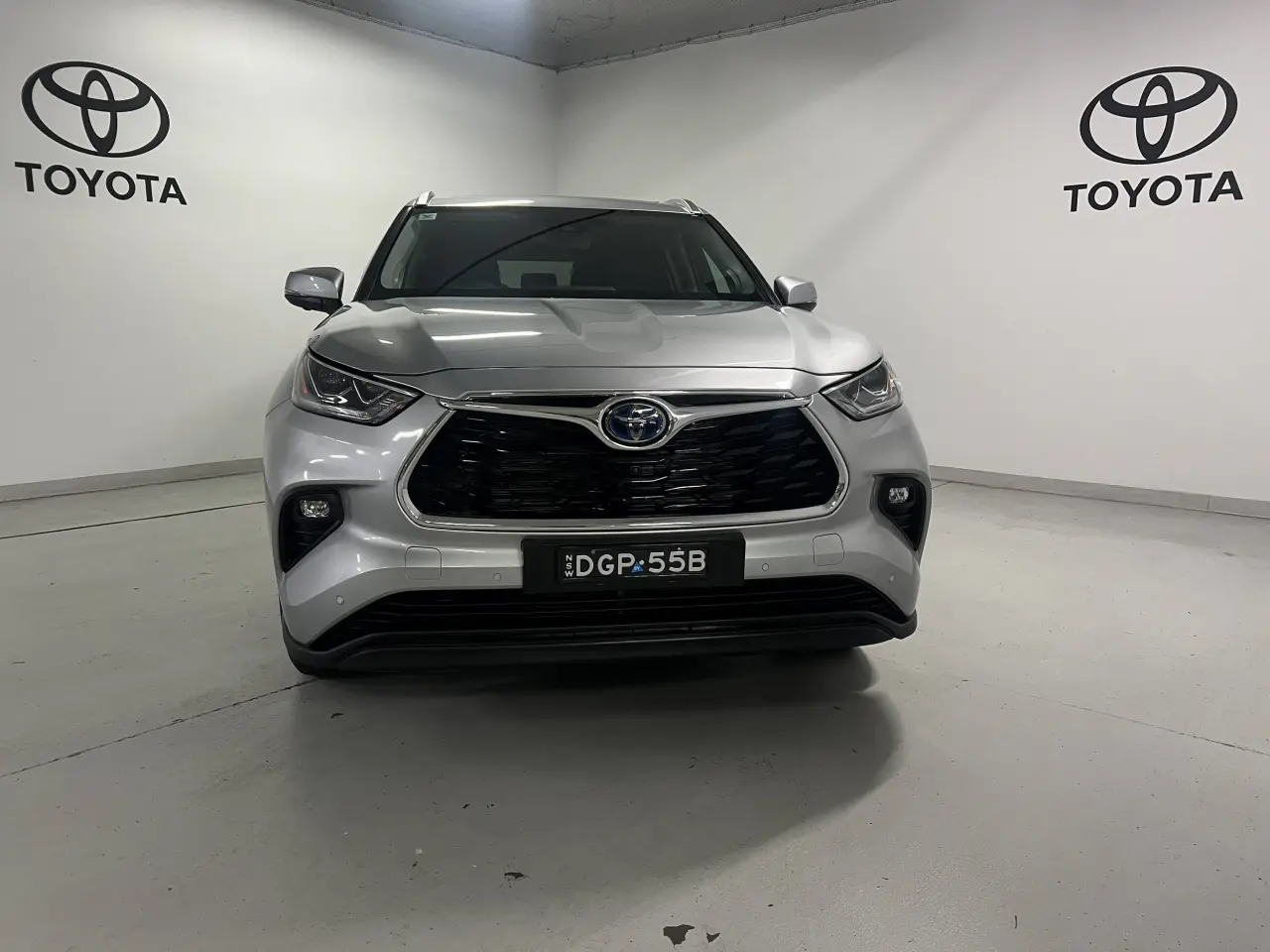 2024 TOYOTA KLUGER HYBRID Gallery Image 2
