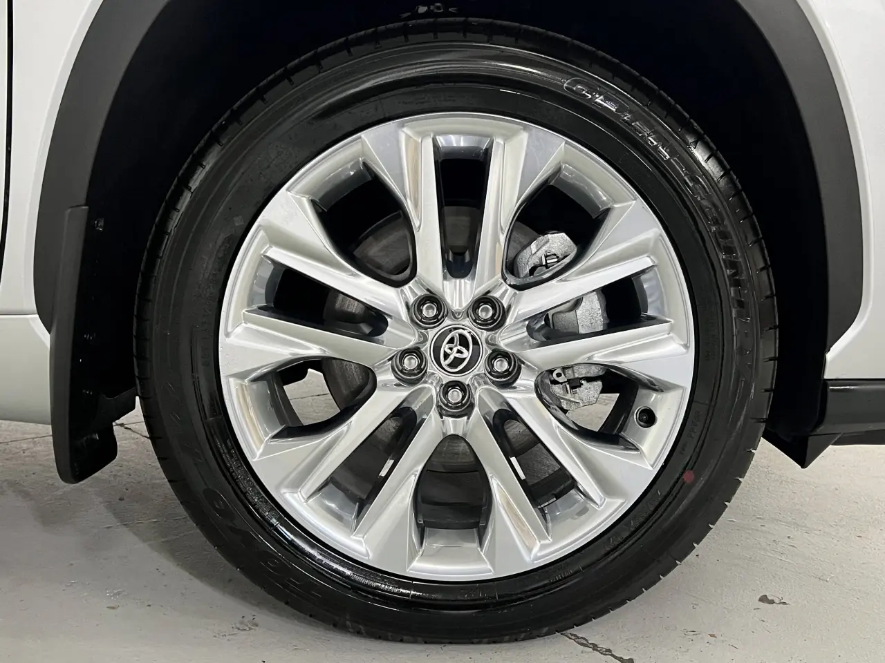 2024 TOYOTA KLUGER HYBRID Gallery Image 5