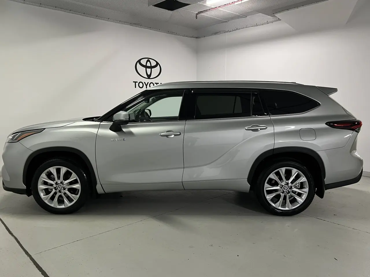 2024 TOYOTA KLUGER HYBRID Gallery Image 9