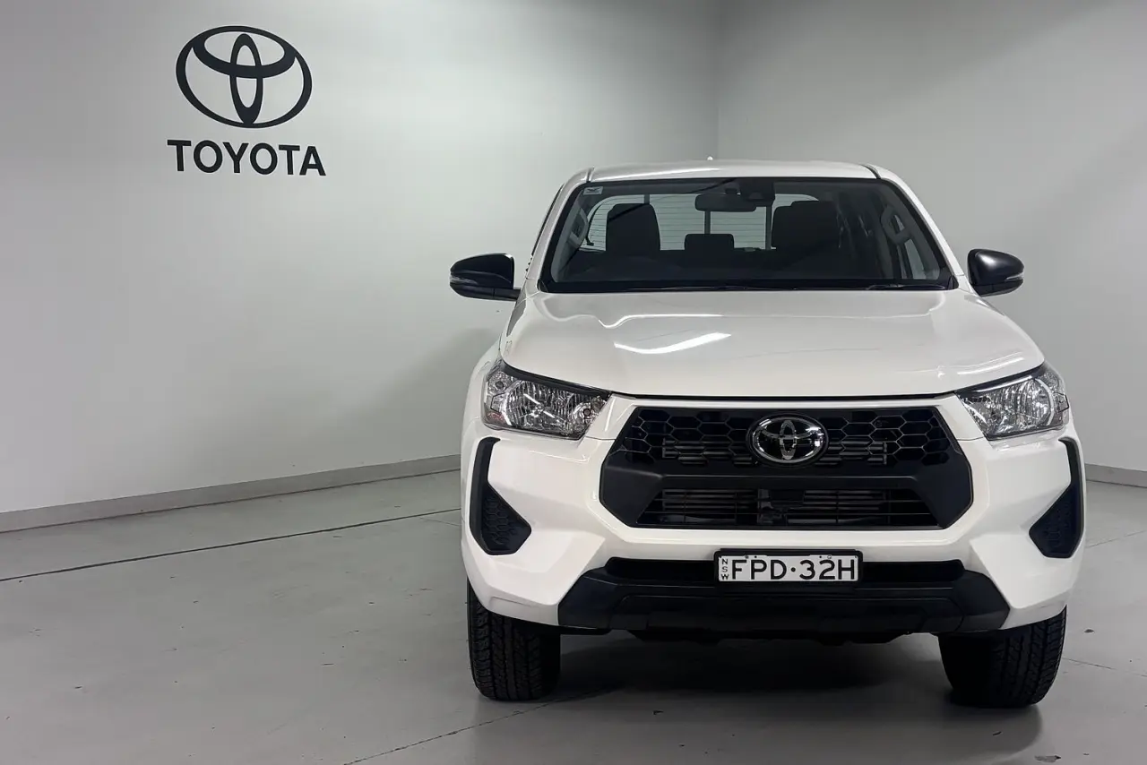 2025 Toyota Hilux Gallery Image 2