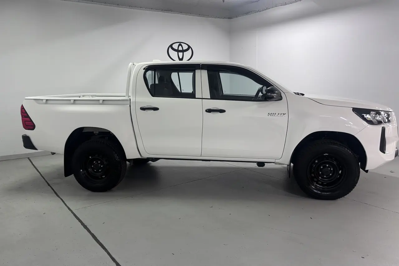 2025 Toyota Hilux Gallery Image 4