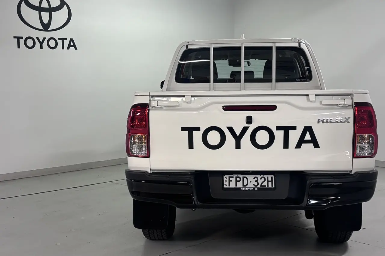 2025 Toyota Hilux Gallery Image 6