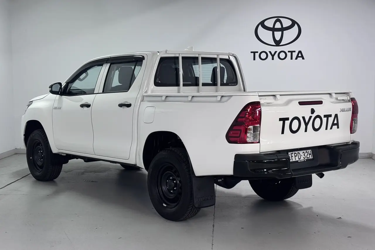 2025 Toyota Hilux Gallery Image 8