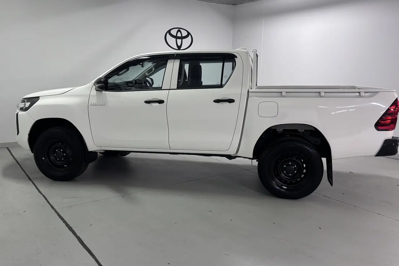 2025 Toyota Hilux Gallery Image 9
