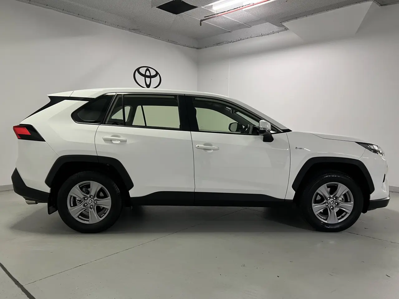 2025 TOYOTA RAV4 HYBRID Gallery Image 4