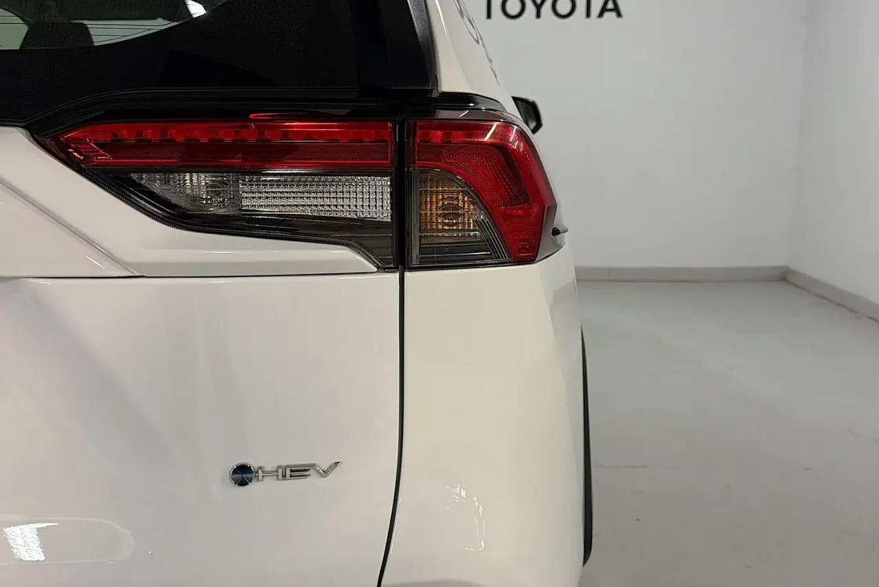 2025 Toyota RAV4 Gallery Image 9