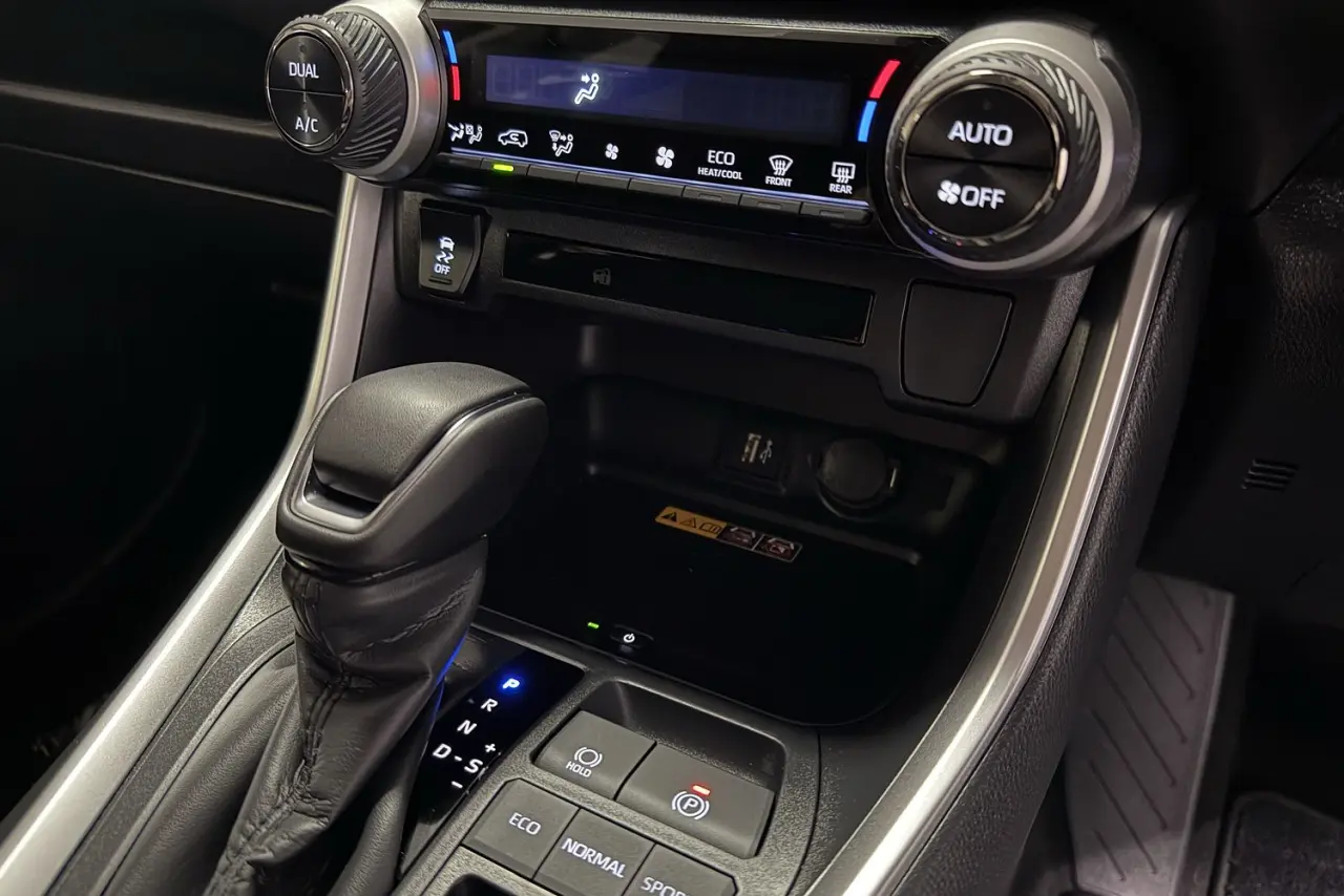 2025 Toyota RAV4 Gallery Image 17