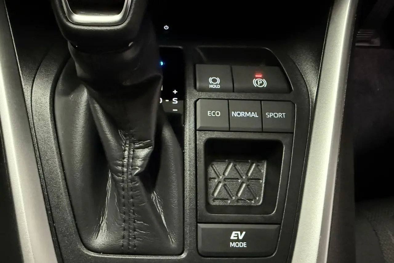 2025 Toyota RAV4 Gallery Image 18