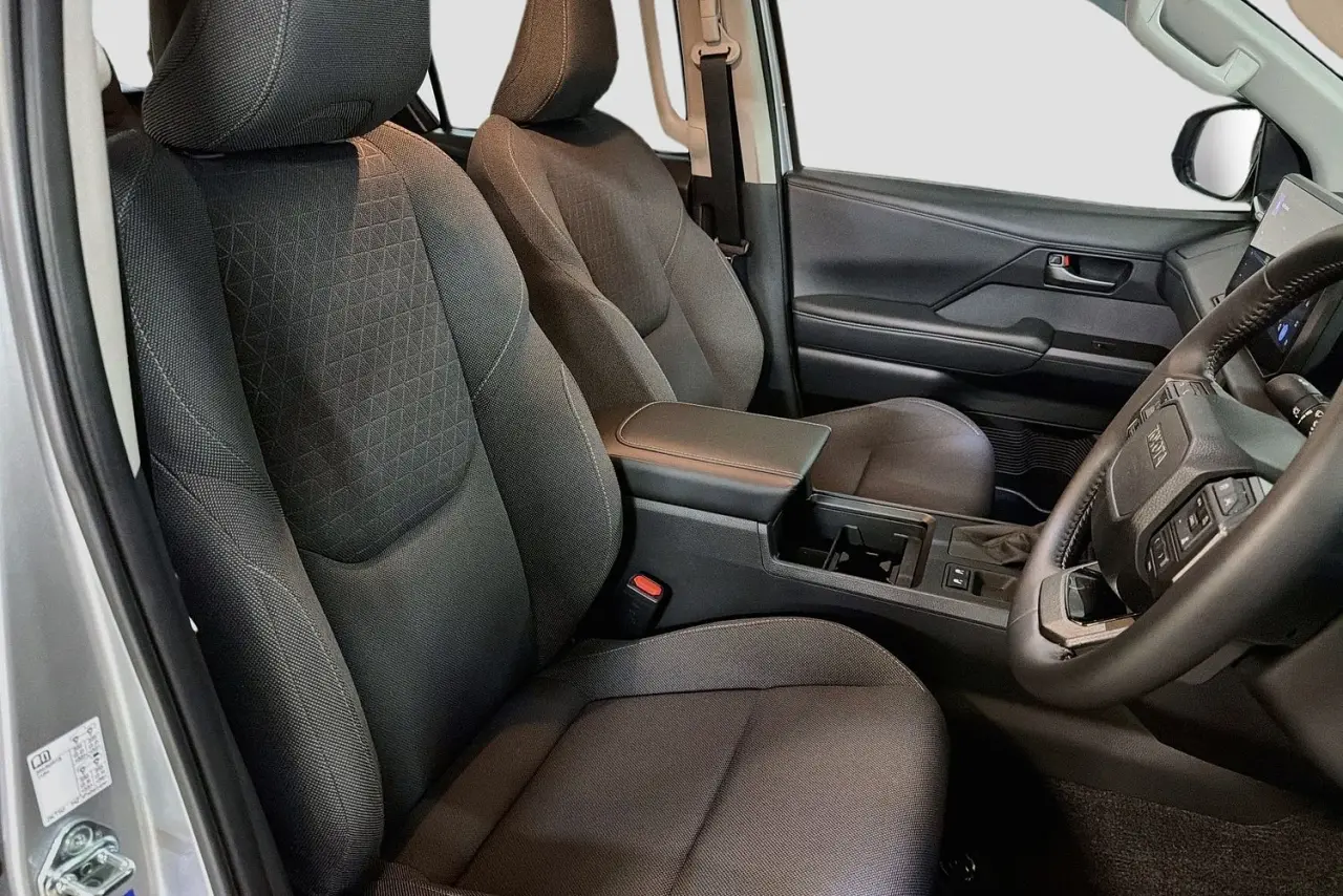2025 Toyota Hilux Gallery Image 13