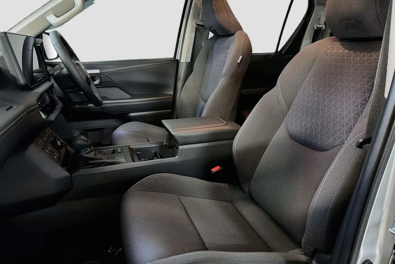 2025 Toyota Hilux Gallery Image 25