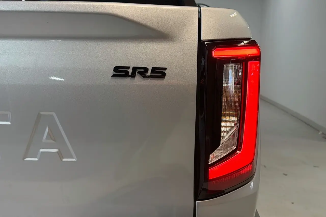 2025 Toyota Hilux Gallery Image 9