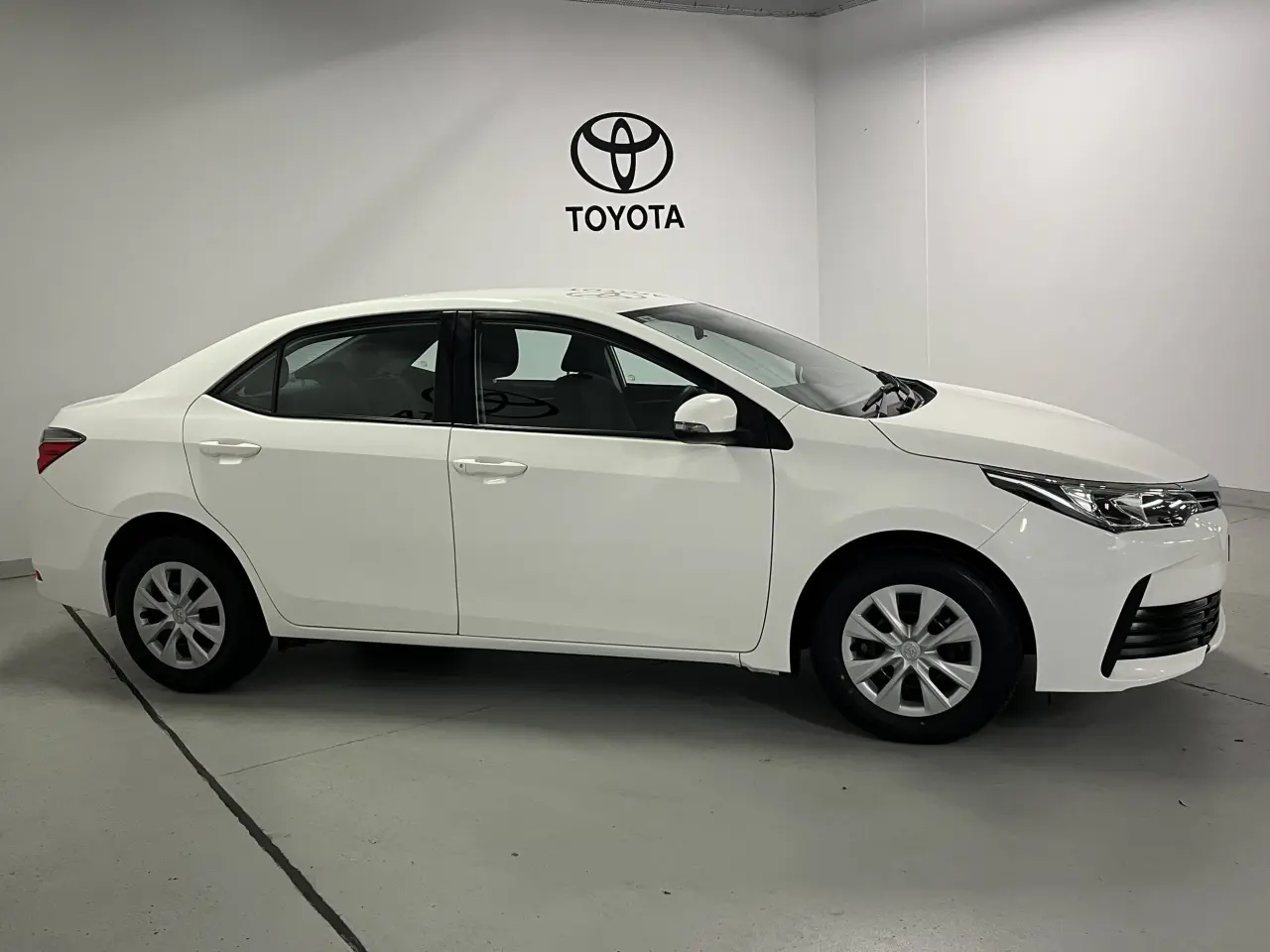 2017 TOYOTA COROLLA Image 4