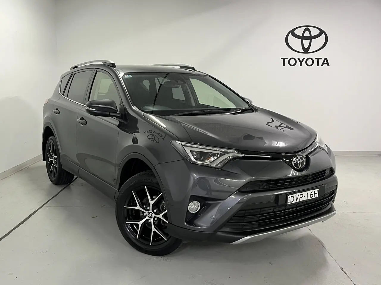 2018 TOYOTA RAV4 Image 1