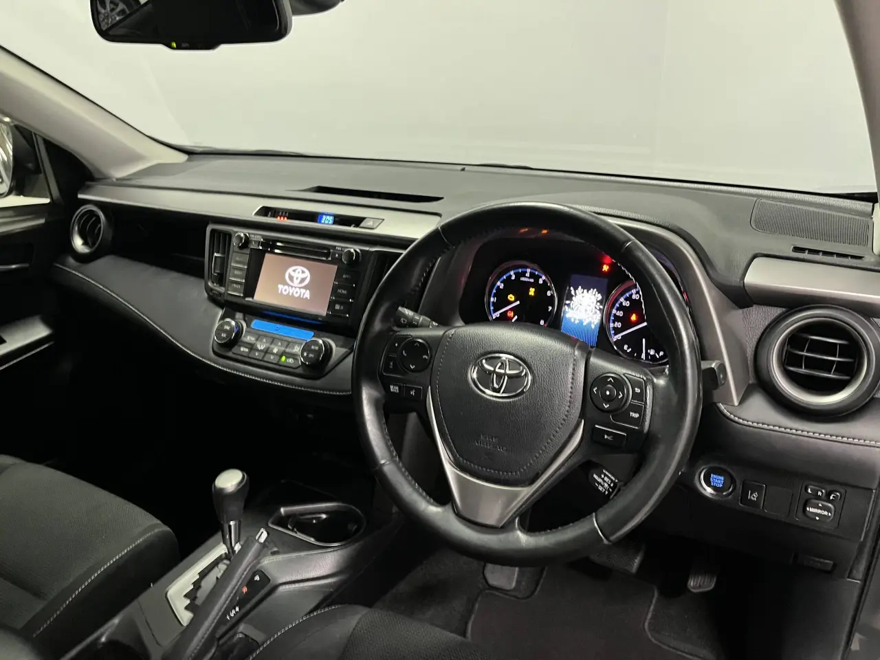 2018 TOYOTA RAV4 Image 13