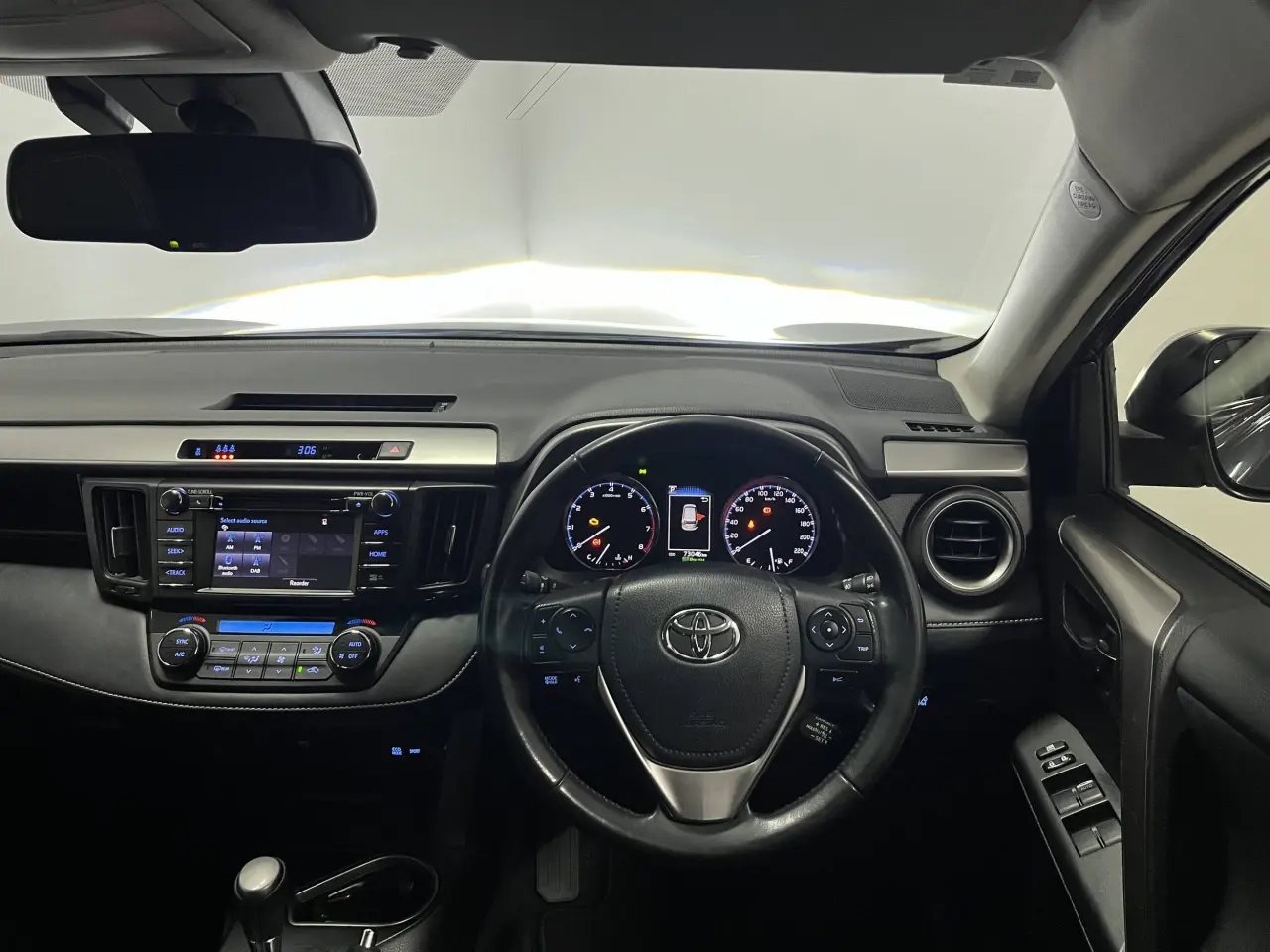 2018 TOYOTA RAV4 Image 14