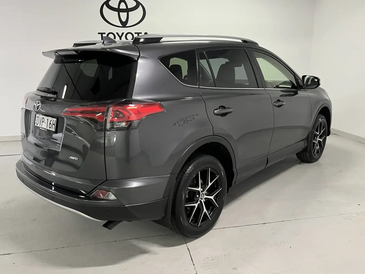 2018 TOYOTA RAV4 Image 5