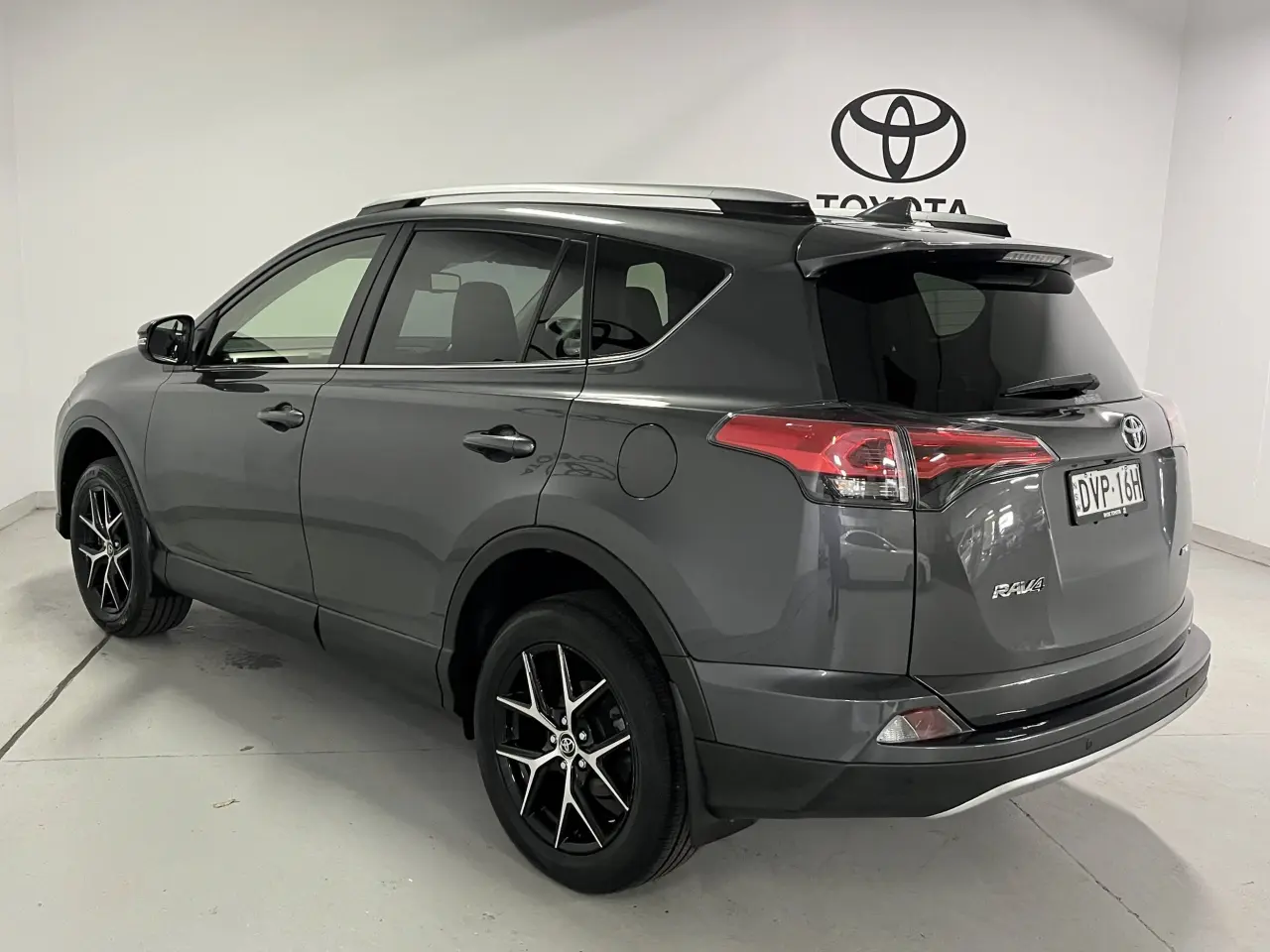 2018 TOYOTA RAV4 Image 7