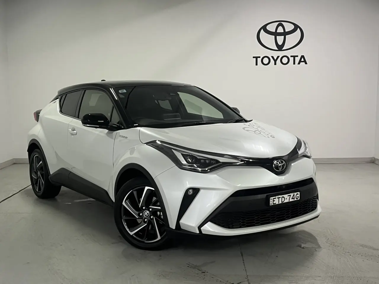 2022 TOYOTA C-HR Image 1