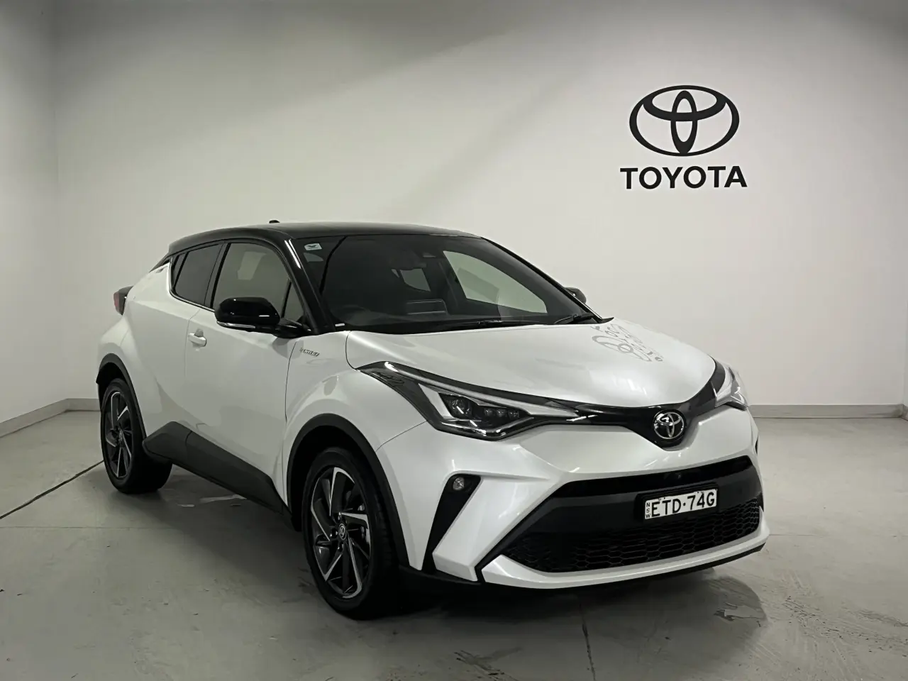 2022 TOYOTA C-HR Image 2