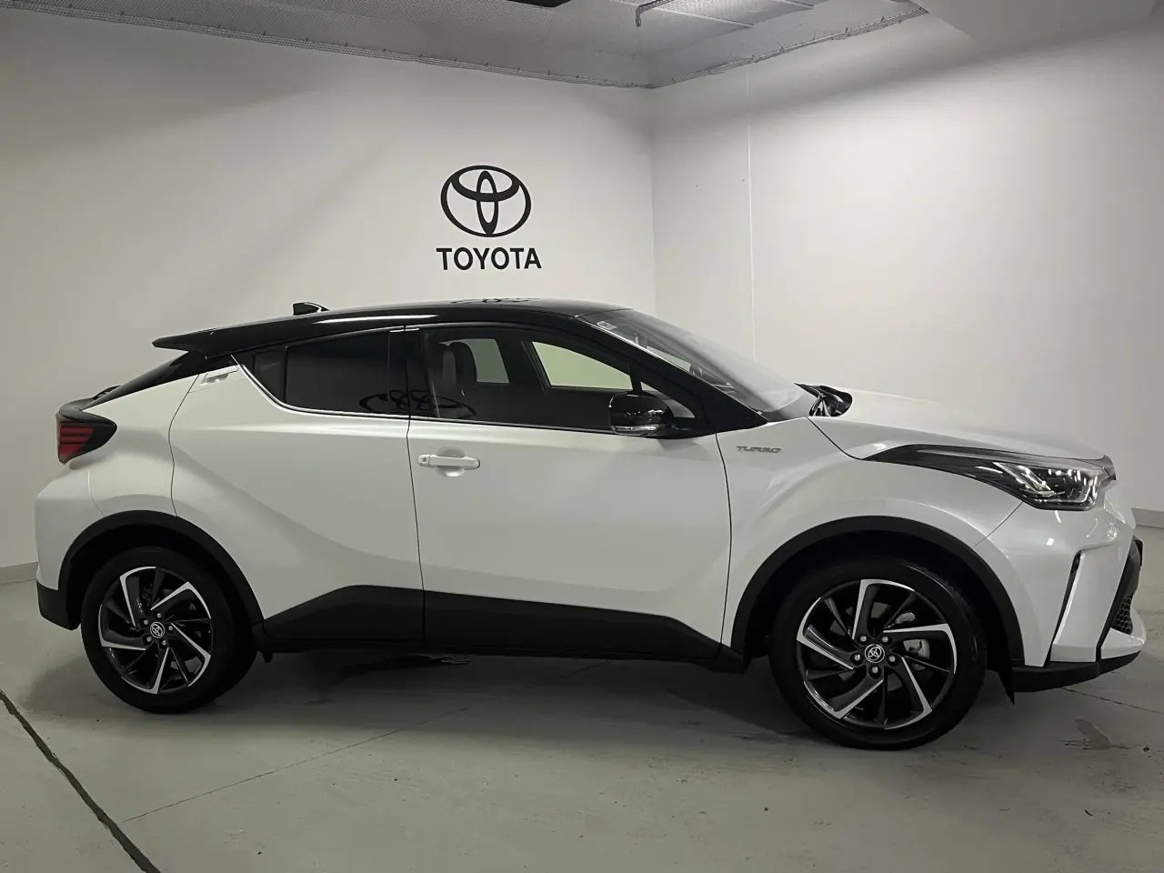 2022 TOYOTA C-HR Image 4