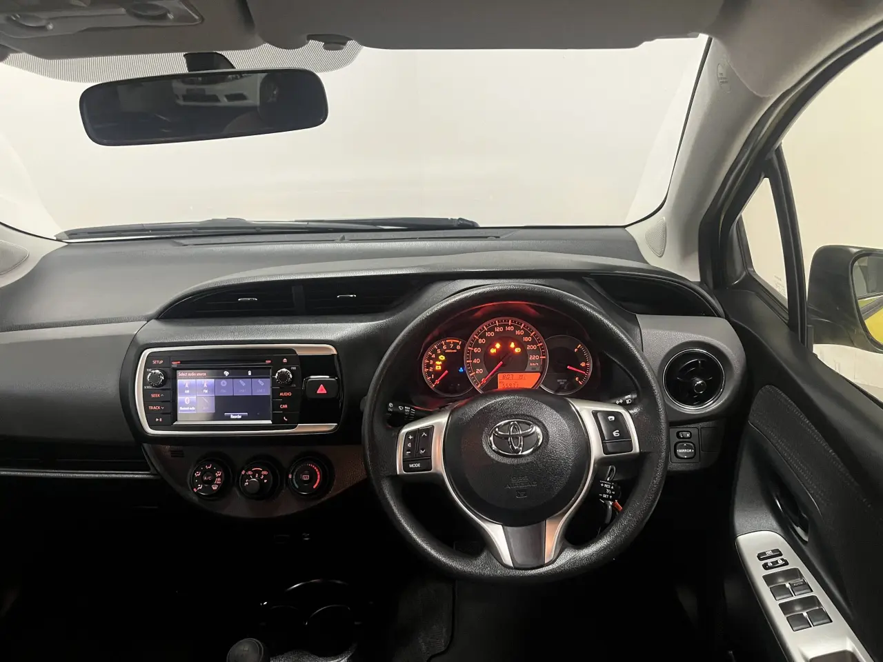 2016 TOYOTA YARIS Image 15