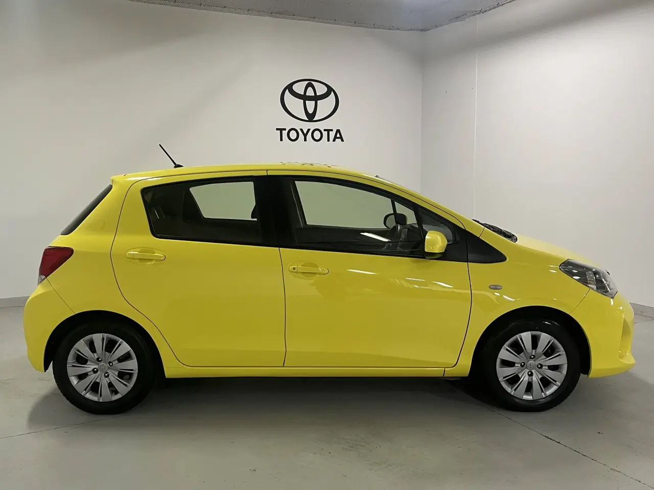 2016 TOYOTA YARIS Image 4