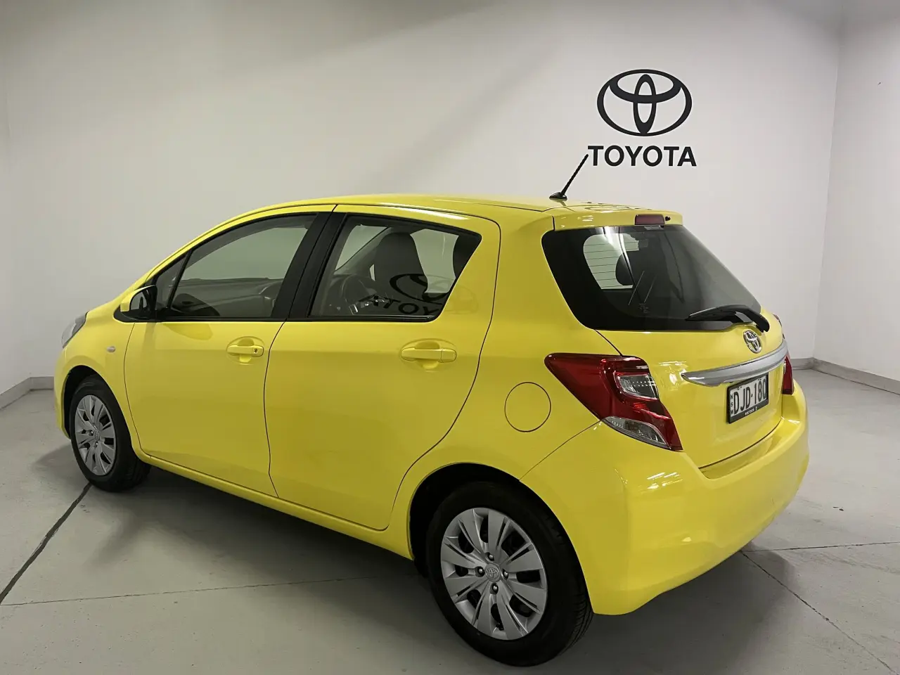 2016 TOYOTA YARIS Image 7