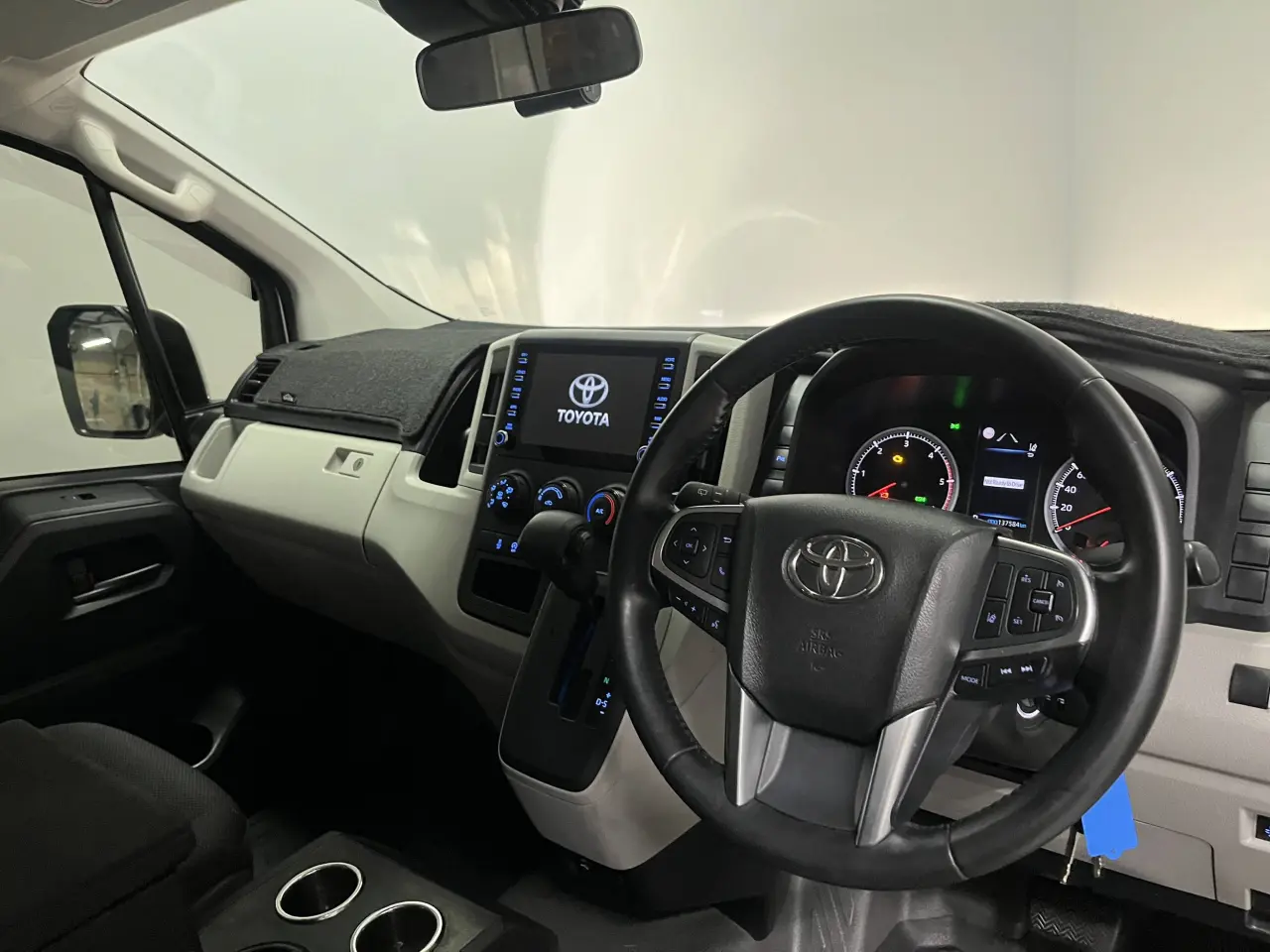 2019 TOYOTA HIACE Image 13