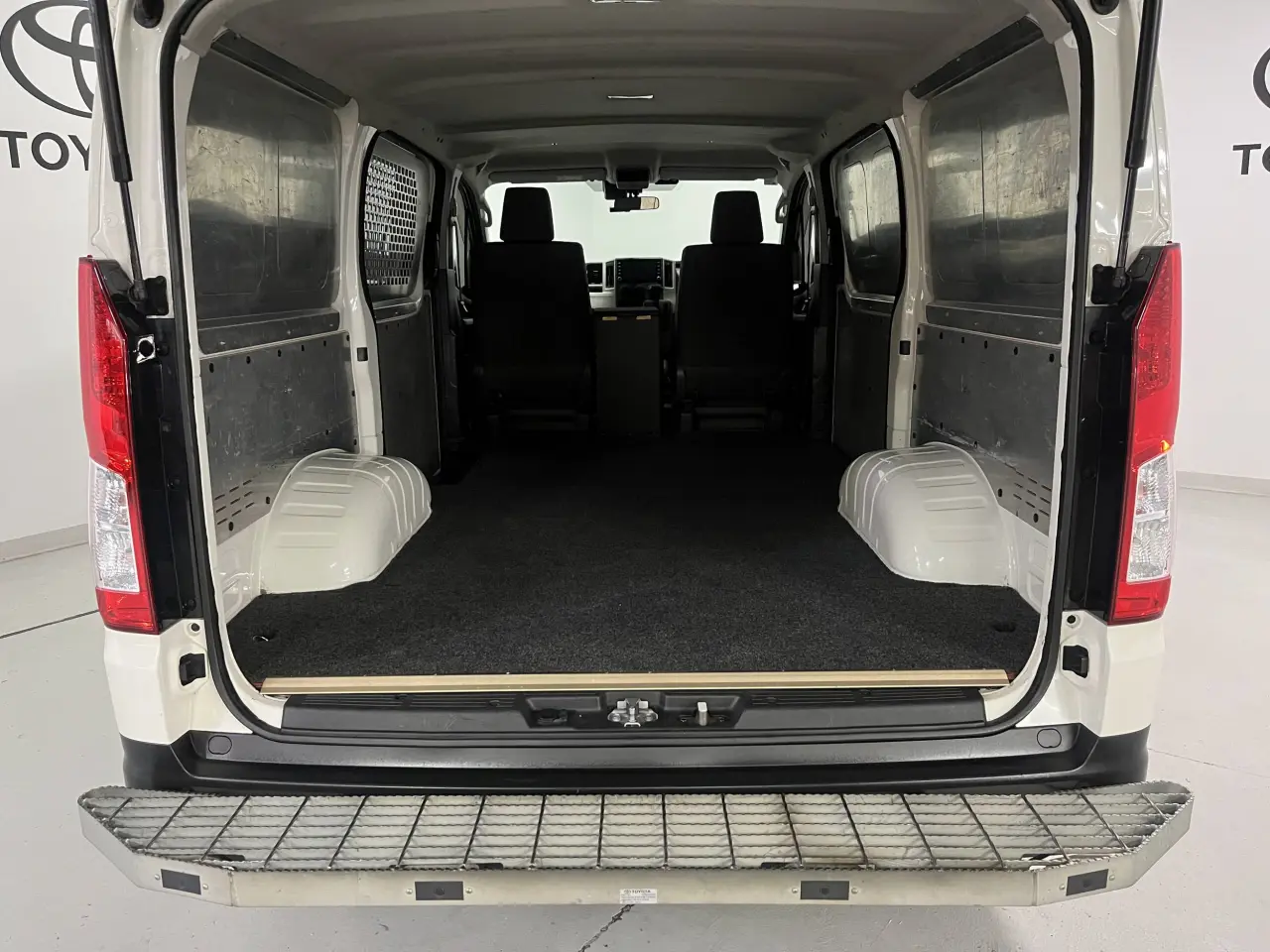 2019 TOYOTA HIACE Image 18