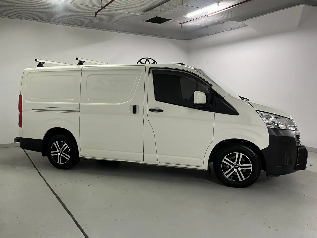 2019 TOYOTA HIACE Image 4