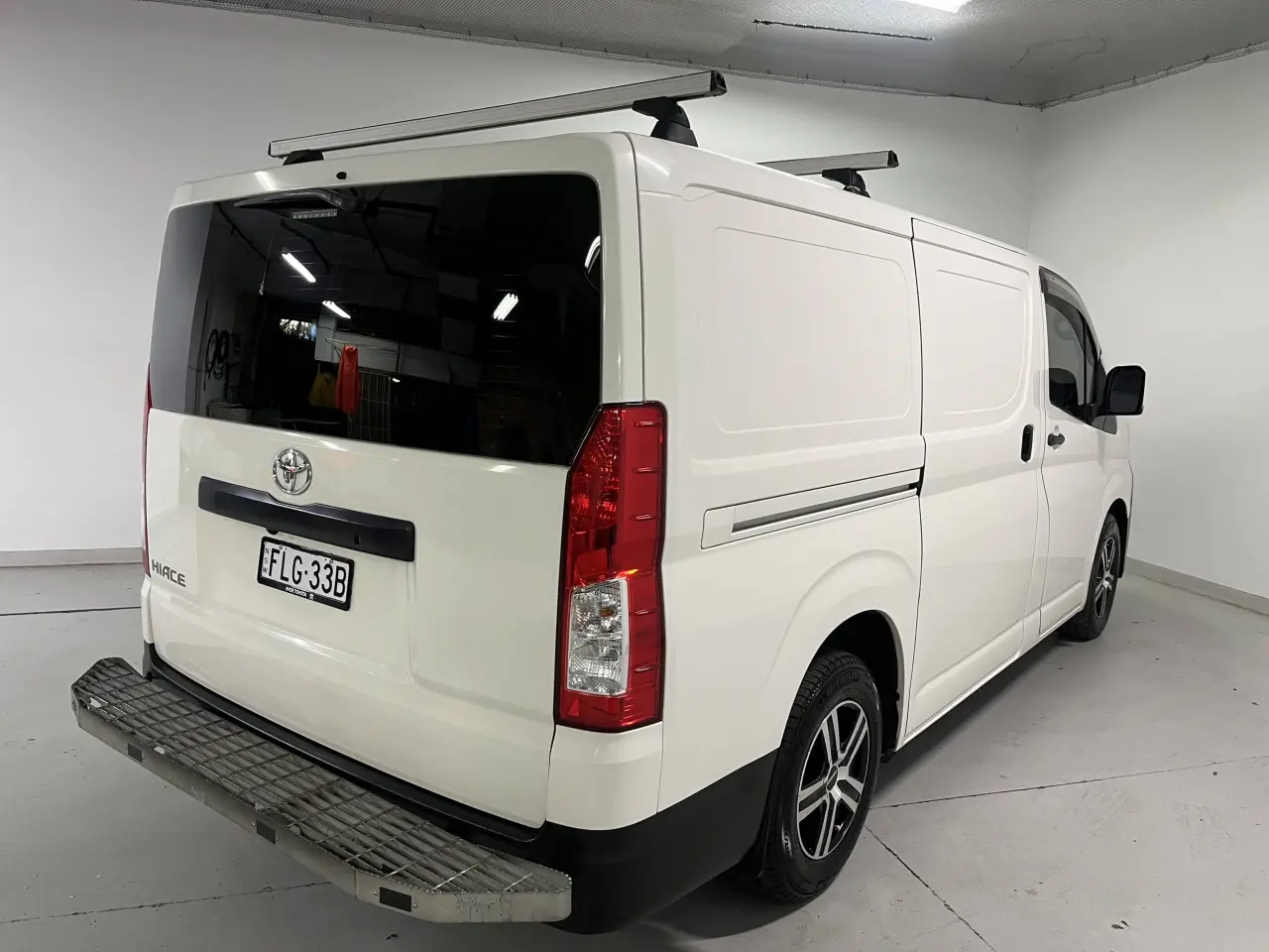 2019 TOYOTA HIACE Image 5