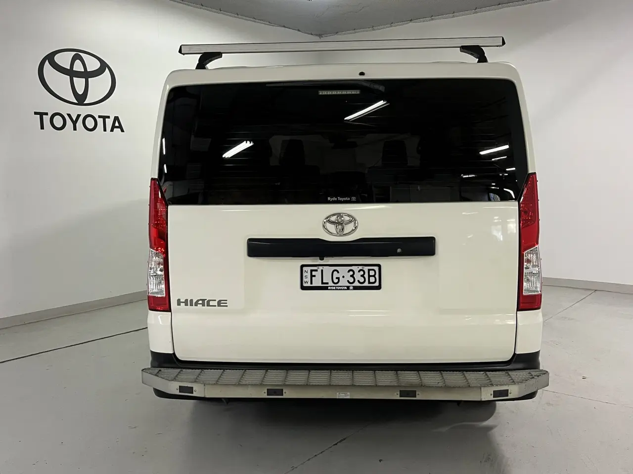 2019 TOYOTA HIACE Image 6