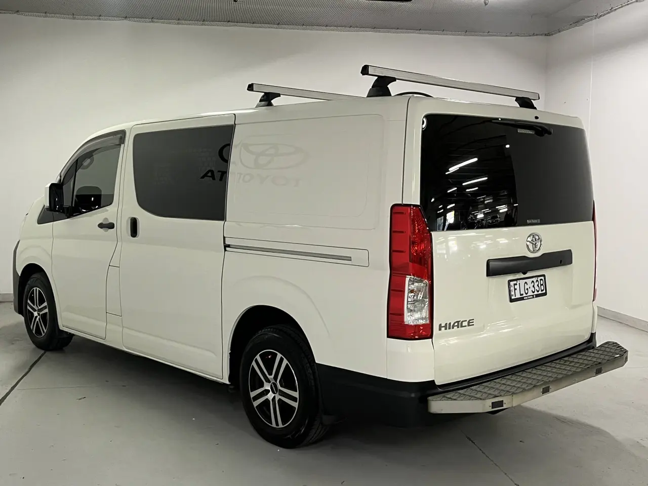 2019 TOYOTA HIACE Image 7