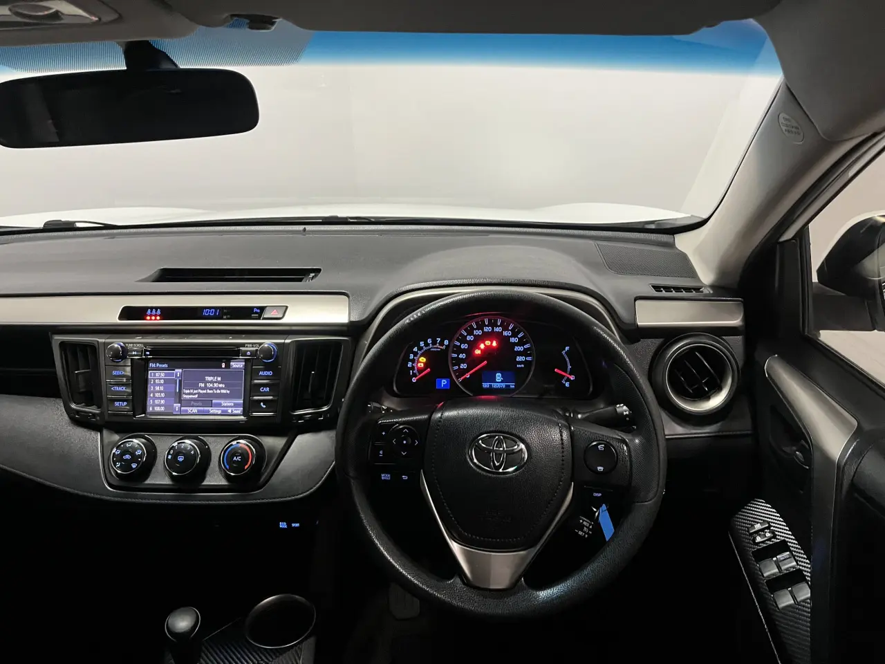 2015 TOYOTA RAV4 Image 14