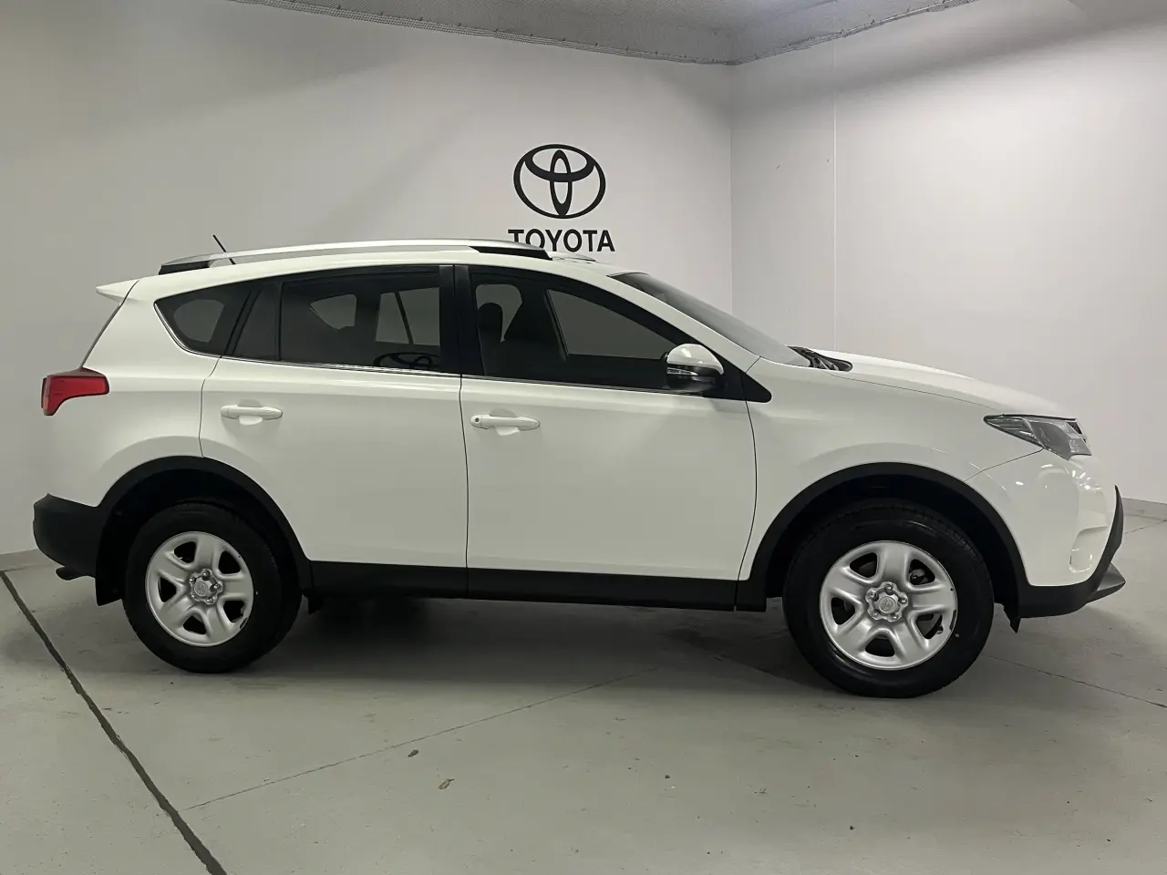 2015 TOYOTA RAV4 Image 4