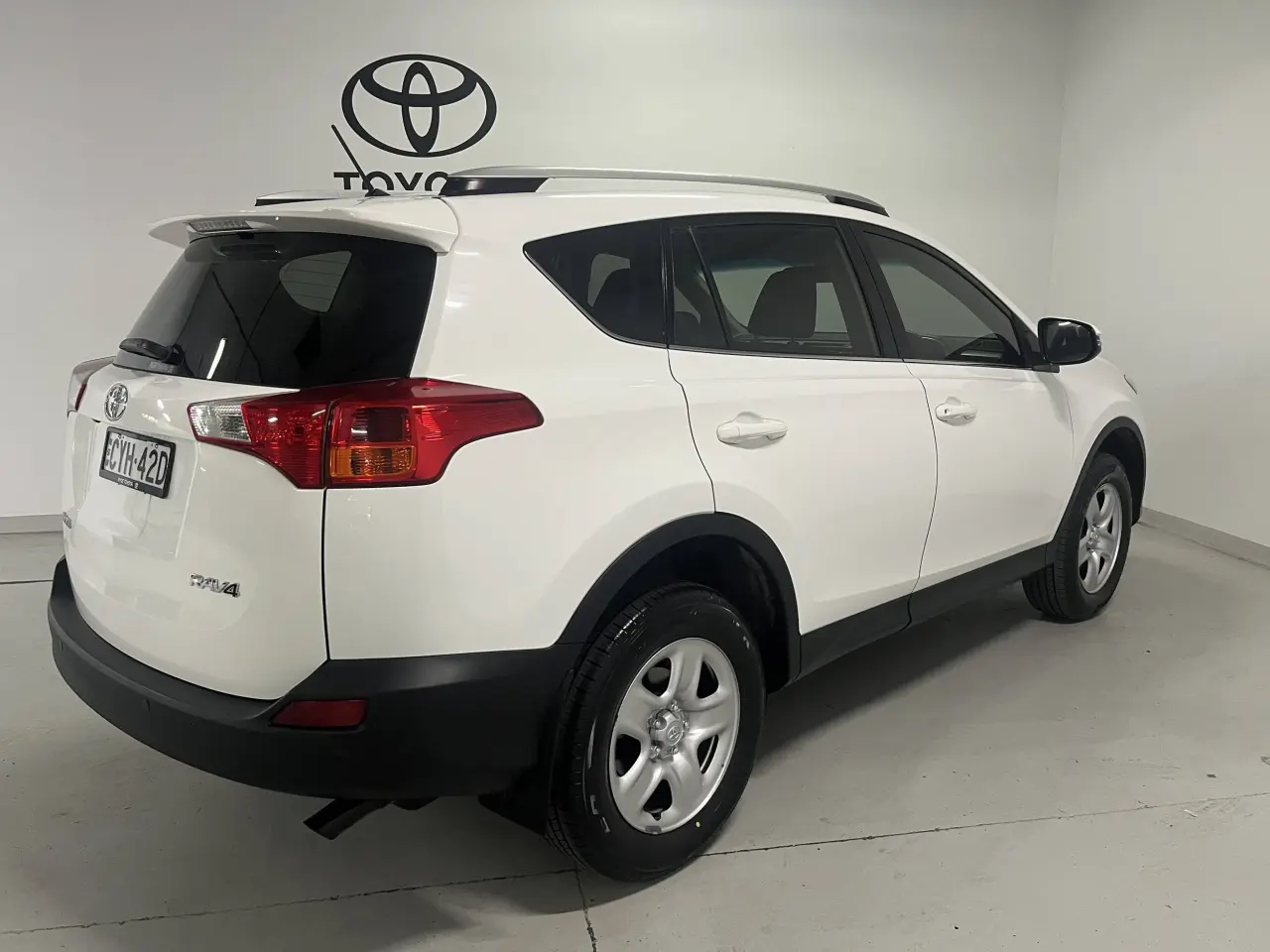 2015 TOYOTA RAV4 Image 5