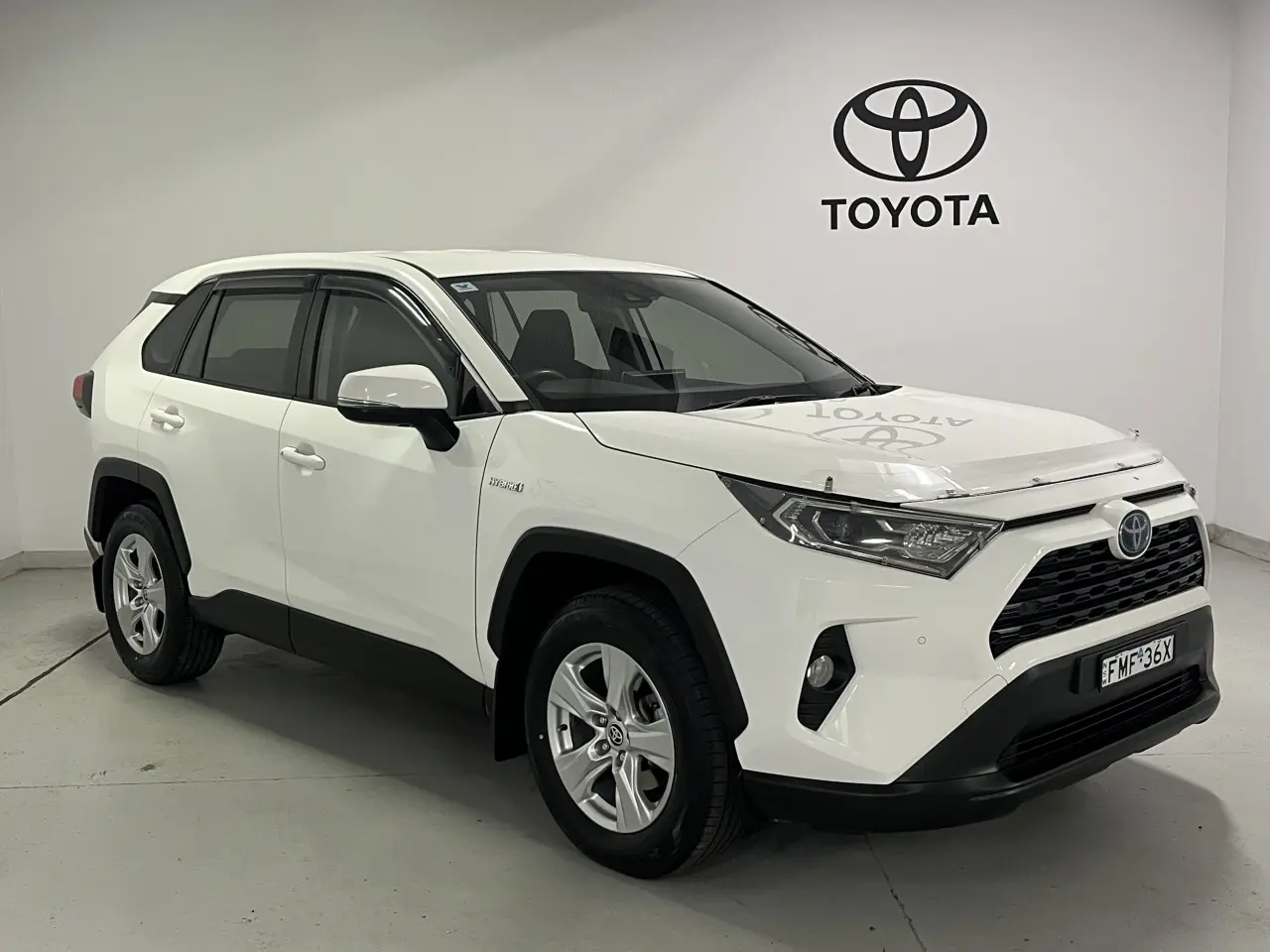 2019 Toyota Rav4 Hybrid Gallery Image 2